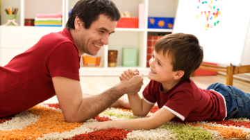 Cele mai bune jocuri pe vreme urâtă: cum se poate juca tata cu copilul?