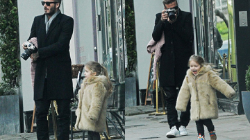 Маленькая модница: Харпер Бекхэм гуляет по Лондону в шубе и казаках