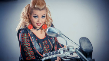 Unii sărbătoresc de Valentine's day, alții de Dragobete. Vezi când petrece Doinița Gherman!