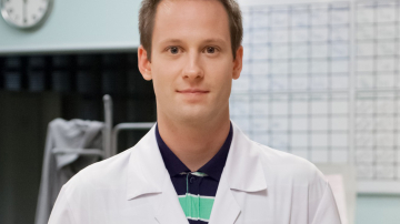 Фил из сериала «Интерны» открыто признался в том, что он гей