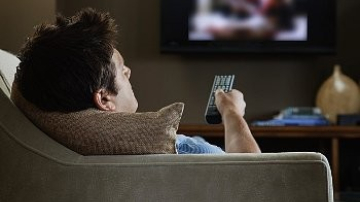 Ce riscă bărbaţii care stau prea mult în faţa televizorului