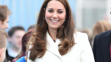 Беременность к лицу! Кейт Миддлтон очаровала жителей Портсмута