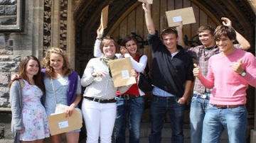 Circa 6 mii de burse de studii peste hotare pentru tinerii moldoveni