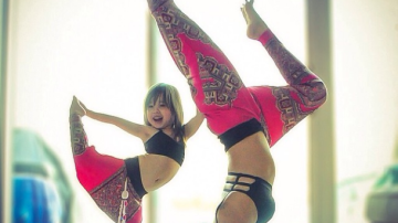 Yoga-Instagram a mamei și fiicei a cucerit lumea