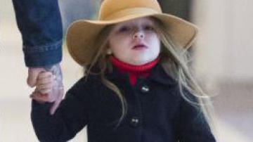 Дело в шляпе! 3-летняя Харпер Бекхэм осваивает модный аксессуар