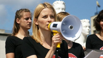 Criza economică din țară scoate mămicile în stradă