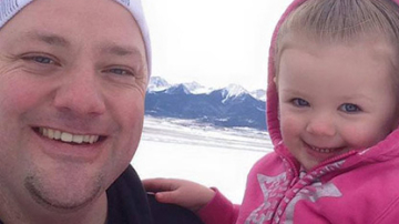 Acest tată singuratic s-a înscris la școala de frumusețe. Pentru aceasta a avut un motiv foarte serios!