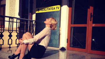 O prezentatoare TV de la noi a fost lovită în plin de un taxi!