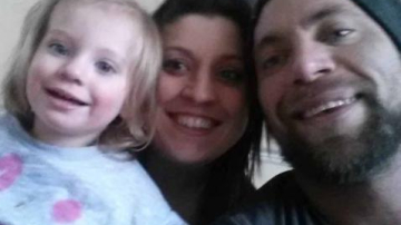 Родители сделали «татуировки-шрамы», чтобы поддержать маленькую дочь