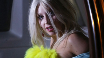Lady Gaga a ramas cu sanii goi, fara ca sa-si dea seama! Cum s-a intamplat incidentul - FOTO