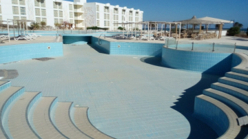 Они попали в заброшенный 5-звездочный отель в Египте... То, что было внутри, повергло их в шок!