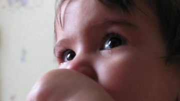 Двух маленьких детей бросили в подъезде жилого дома в Кишиневе