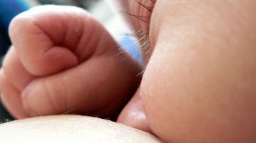 La cerere, indemnizaţia pentru îngrijirea copilului va fi acordată tatălui sau altor rude