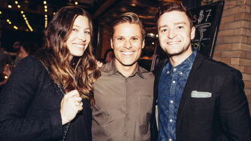 Беременная Джессика Бил на прогулке в Лос-Анджелесе