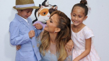 Jennifer Lopez, alaturi de gemenii sai, pe covorul rosu! Cum au fost surprinsi la premiera unui film