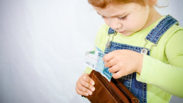 Ребёнок ворует деньги: как правильно реагировать