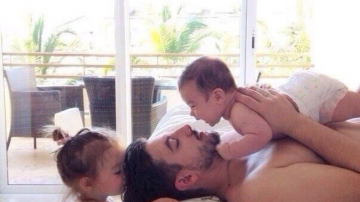 20 фотографий счастливых пап и их новорожденных малышей