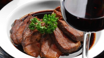 De ce este bine să bei vin roșu atunci când mănânci friptură