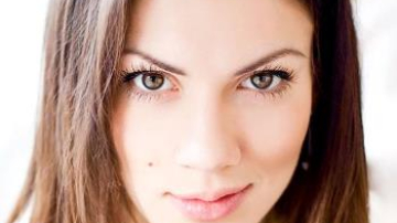 Designerul Olga Blanc își eliberează garderoba în cadrul unui târg de haine