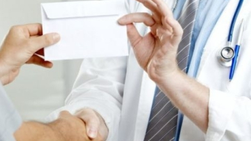 Anesteziologul de la Centrul Mamei şi Copilului a fost demisă pentru mită