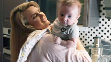 Ребёнок срыгивает после кормления, что делать? ВИДЕО