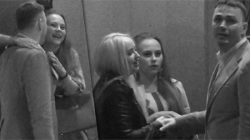 Женатый солист группы «Иванушки International» развлекся с девушками в ресторане