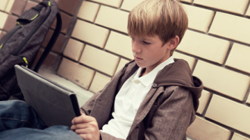 Două motive, de ce copiilor trebuie să li se interzică jocurile agresive la computer