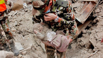 Этот 4-месячный малыш провел около 22 часов под обломками дома... К счастью, это не конец истории!