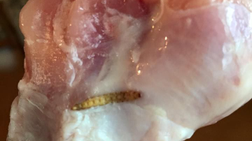 В кишиневском супермаркете продают окорочка с червями