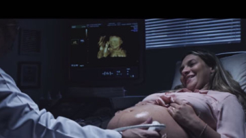 O viitoare mamă nevăzătoare merge la o ecografie de rutină, dar priviţi ce face doctorul…