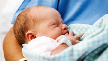 Noi practici de secționare a cordonului ombilical la nou-născuți