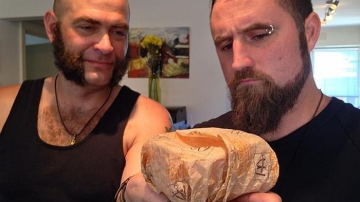 Еще подростками они положили бутерброд из McDonalds в коробку... Через 20 лет парни остолбенели!