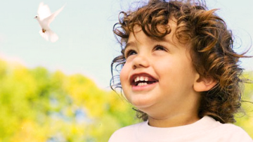 Cum să faci un micuț să zâmbească la o ședință foto