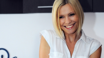 Mama Oliei Tira implineste astazi 52 de ani! Uite ce bine arata - FOTO