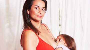 52-летняя австралийка продолжает кормить грудью дочь-школьницу