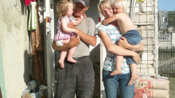 O familie cu 3 copii doarme sub cerul liber