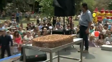 Молдавский производитель мороженого приготовил для детей огромное "эскимо"