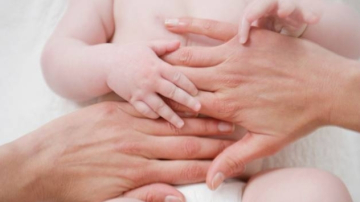 Cum să masați burtica bebelușului când acesta are colici. Video