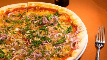 Pizza cu ton și ceapă roșie