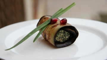 Rulouri grecești de vinete cu nuci