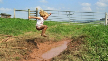 14 фотографий детишек, которые знают толк в прогулках. А каникулы-то только начались!