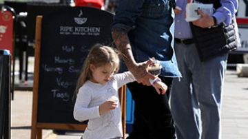 Фото дня: Дэвид Бекхэм учит дочь кататься на велосипеде