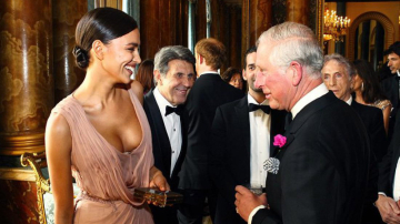 Ирина Шейк поразила принца Чарльза своим декольте