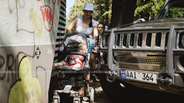 Provocare pe trotuare pentru cărucioare. Cum au protestat mai multe mămici