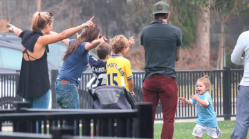 3-летнюю Харпер Бекхэм приняли в женскую футбольную сборную Англии