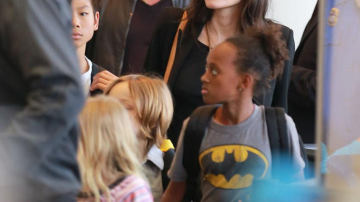 Семейство Джоли-Питт летает эконом-классом