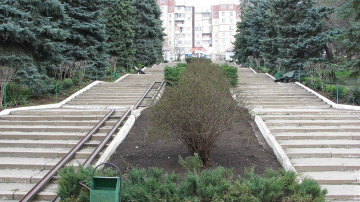 Бесполезные пандусы: мамам с колясками трудно подниматься и спускаться по ступеням зоопарка