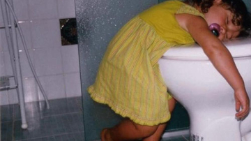 Copiii pot dormi oriunde. Te îndoiești? Iată 21 de poze drept dovadă