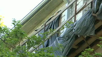 Семьи, чьи мансардные квартиры сгорели на Ботанике год назад, получат новое жилье осенью