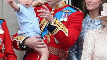 Принц Джордж показал язык толпе зрителей парада в честь 89-летия королевы Елизаветы II